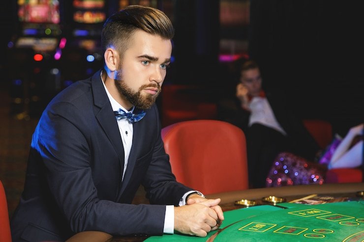 Live announcement and result confirmation Dealer announcing results at live Super Sic Bo table